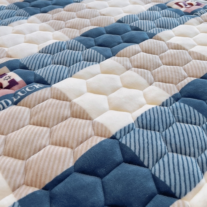 91家纺网 家纺一手货源 找家纺 情煊家纺 2025新款A类牛奶绒印花夹棉床垫 蓝大格