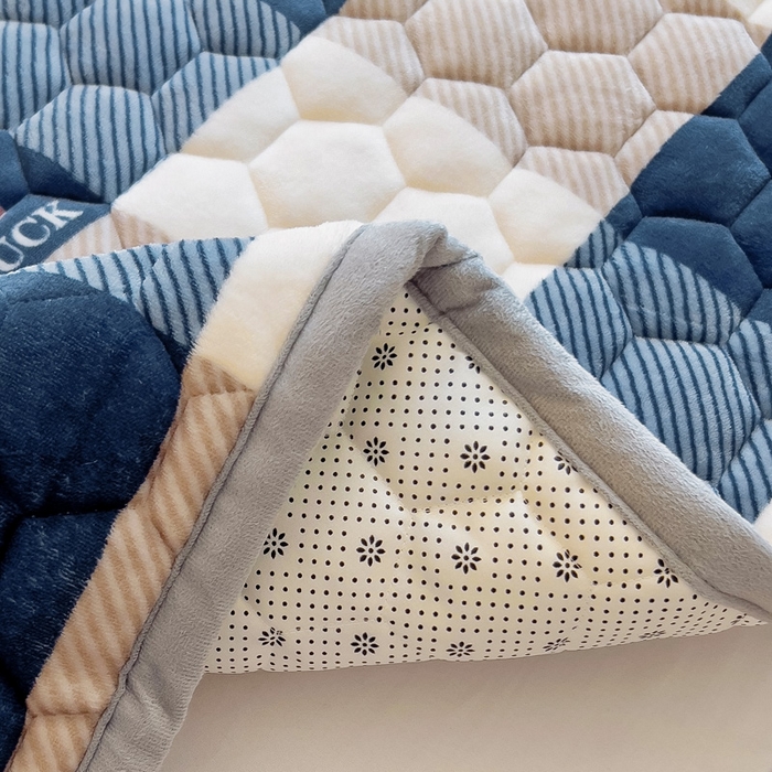 91家纺网 家纺一手货源 找家纺 情煊家纺 2025新款A类牛奶绒印花夹棉床垫 蓝大格