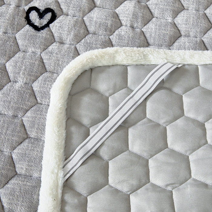 91家纺网 家纺一手货源 找家纺 情煊家纺 2025新款A类牛奶绒印花夹棉床垫 爱心小熊