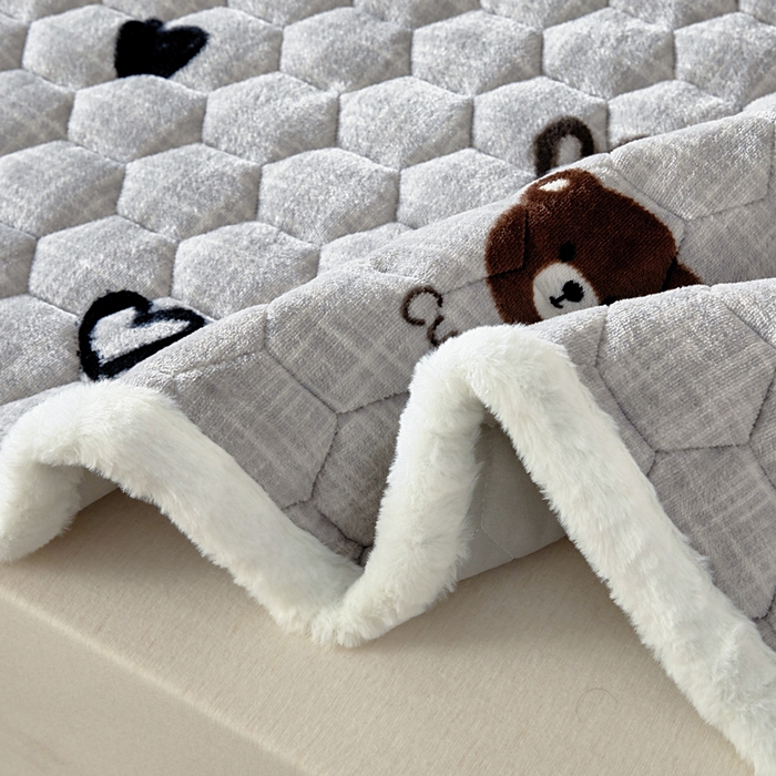 91家纺网 家纺一手货源 找家纺 情煊家纺 2025新款A类牛奶绒印花夹棉床垫 爱心小熊