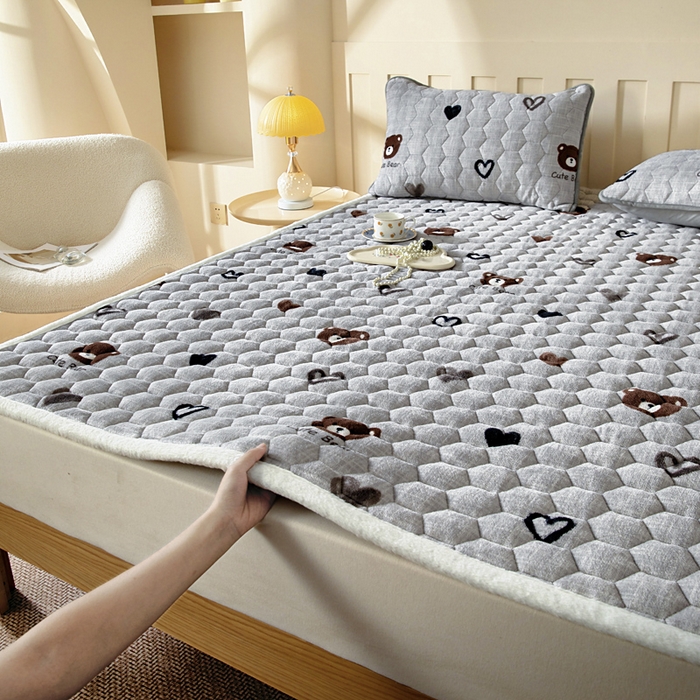 91家纺网 家纺一手货源 找家纺 情煊家纺 2025新款A类牛奶绒印花夹棉床垫 爱心小熊