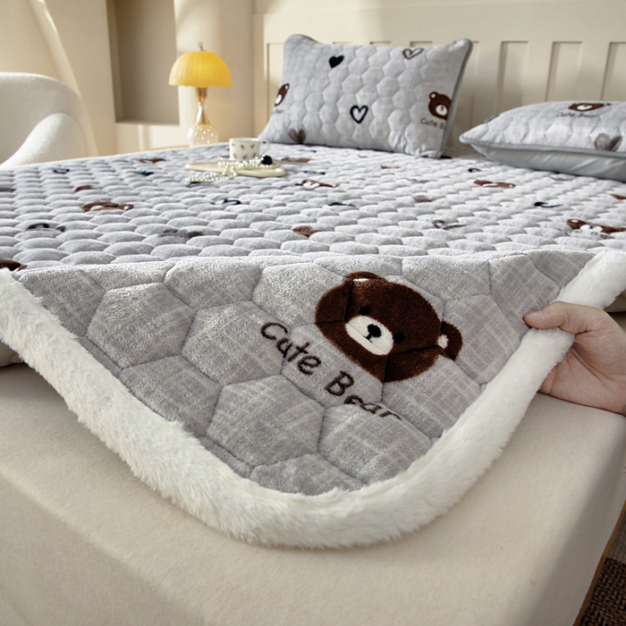 91家纺网 家纺一手货源 找家纺 情煊家纺 2025新款A类牛奶绒印花夹棉床垫 爱心小熊