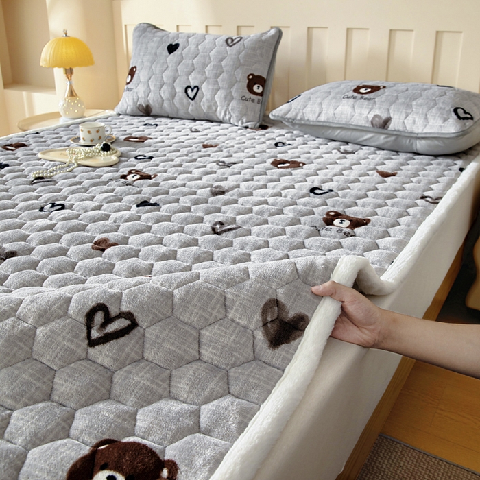 91家纺网 家纺一手货源 找家纺 情煊家纺 2025新款A类牛奶绒印花夹棉床垫 爱心小熊