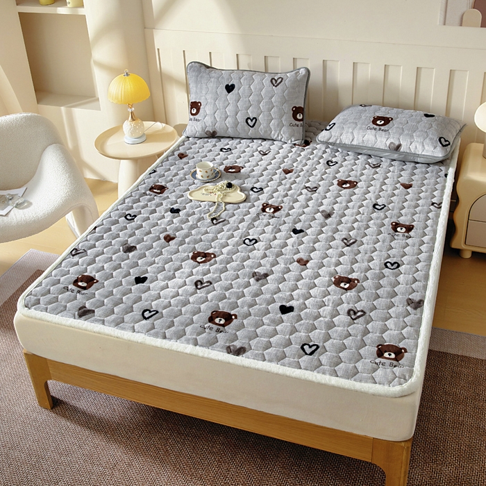 91家纺网 家纺一手货源 找家纺 情煊家纺 2025新款A类牛奶绒印花夹棉床垫 爱心小熊