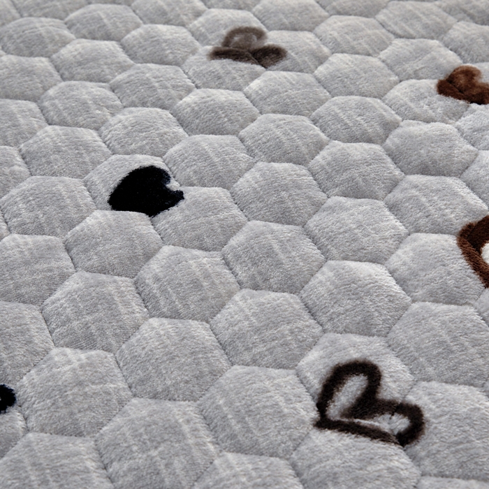 91家纺网 家纺一手货源 找家纺 情煊家纺 2025新款A类牛奶绒印花夹棉床垫 爱心小熊