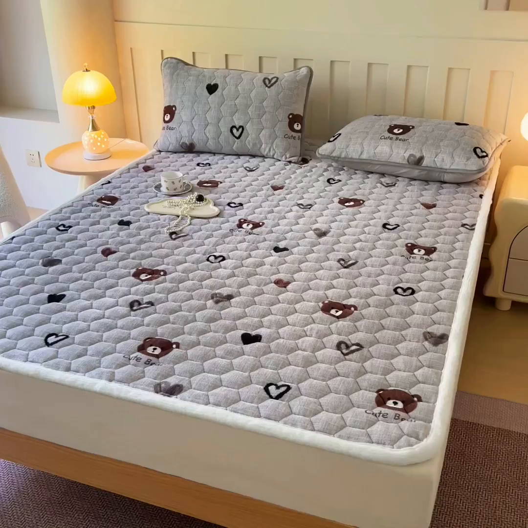 91家纺网 家纺一手货源 找家纺 情煊家纺 2025新款A类牛奶绒印花夹棉床垫 爱心小熊