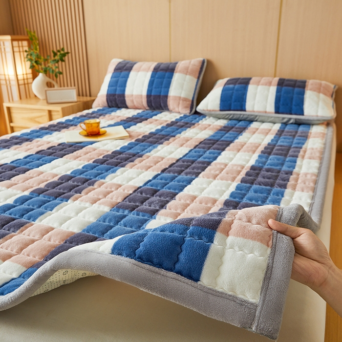 91家纺网 家纺一手货源 找家纺 （总）澳梵家居 2025新款无印风牛奶绒夹棉床护垫