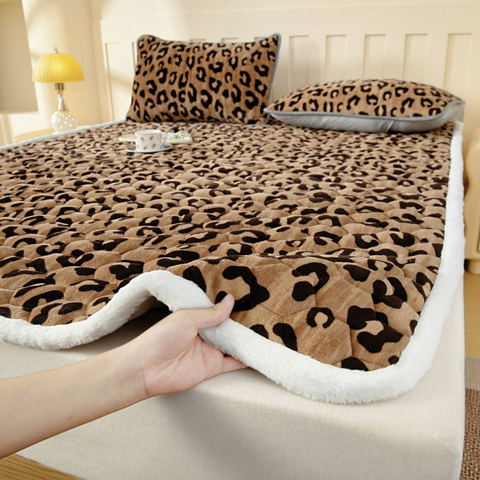 91家纺网 家纺一手货源 找家纺 情煊家纺 2025新款A类牛奶绒印花夹棉床垫 豹纹