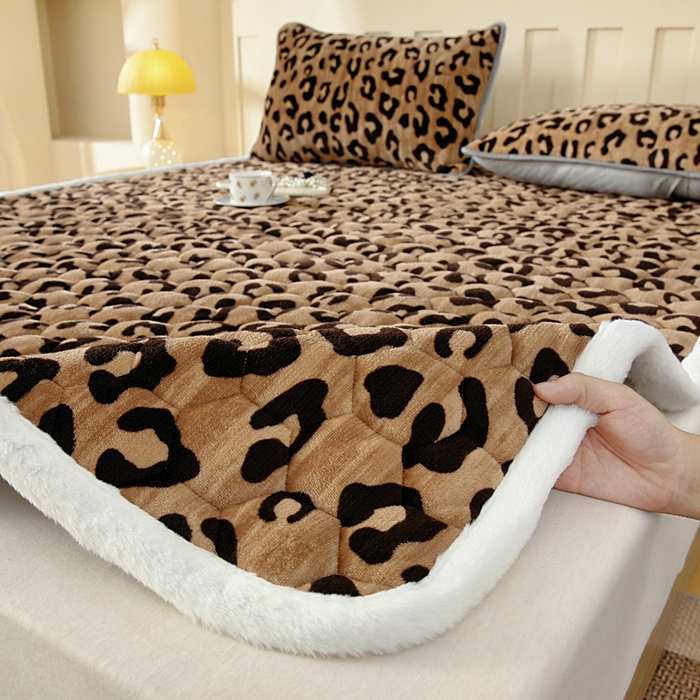 91家纺网 家纺一手货源 找家纺 情煊家纺 2025新款A类牛奶绒印花夹棉床垫 豹纹