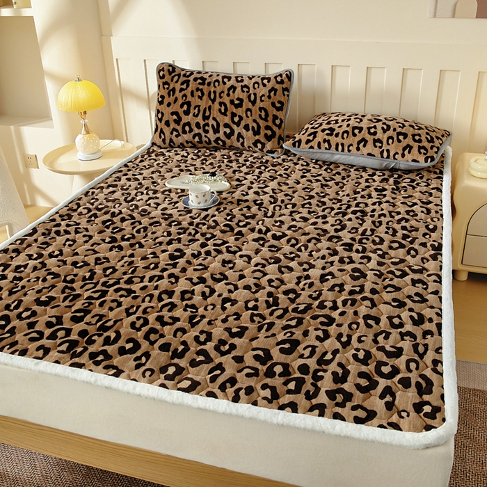 91家纺网 家纺一手货源 找家纺 情煊家纺 2025新款A类牛奶绒印花夹棉床垫 豹纹