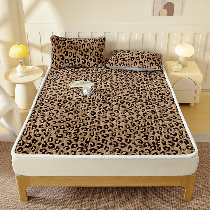 91家纺网 家纺一手货源 找家纺 情煊家纺 2025新款A类牛奶绒印花夹棉床垫 豹纹