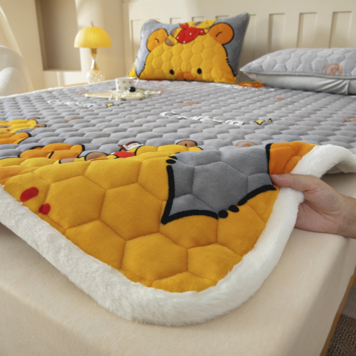 91家纺网 家纺一手货源 找家纺 情煊家纺 2025新款A类牛奶绒印花夹棉床垫 大力熊