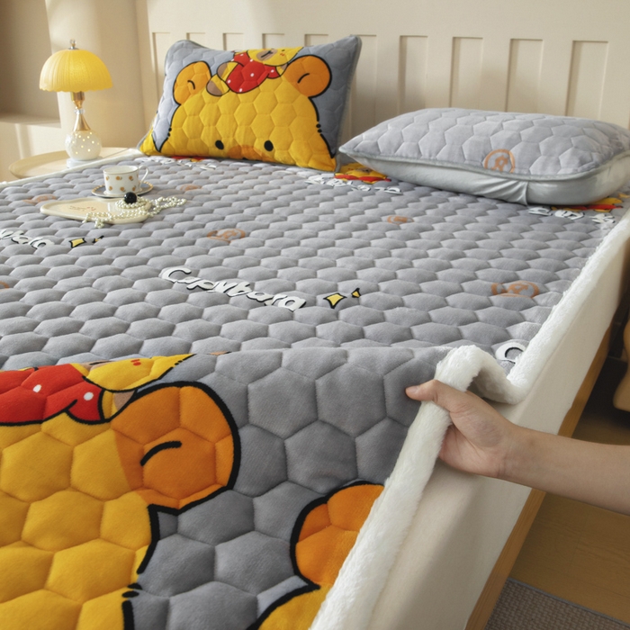 91家纺网 家纺一手货源 找家纺 情煊家纺 2025新款A类牛奶绒印花夹棉床垫 大力熊