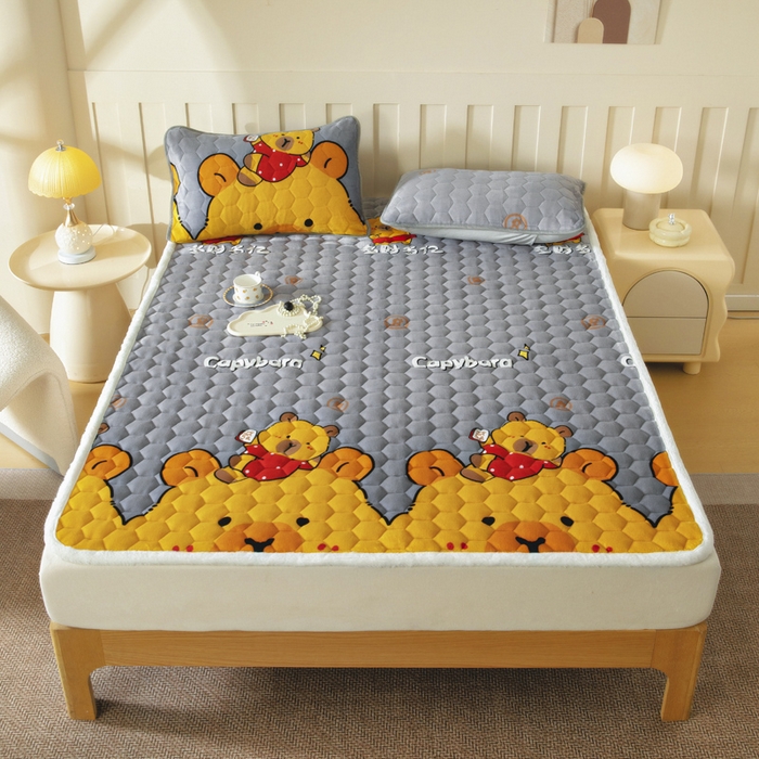 91家纺网 家纺一手货源 找家纺 情煊家纺 2025新款A类牛奶绒印花夹棉床垫 大力熊