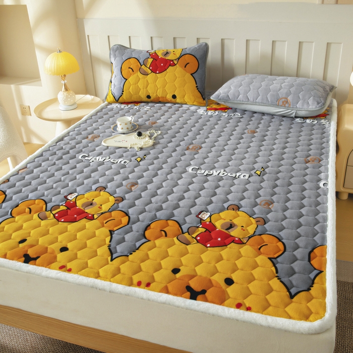 91家纺网 家纺一手货源 找家纺 情煊家纺 2025新款A类牛奶绒印花夹棉床垫 大力熊