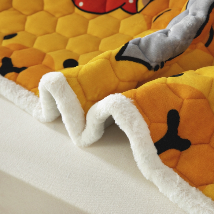 91家纺网 家纺一手货源 找家纺 情煊家纺 2025新款A类牛奶绒印花夹棉床垫 大力熊