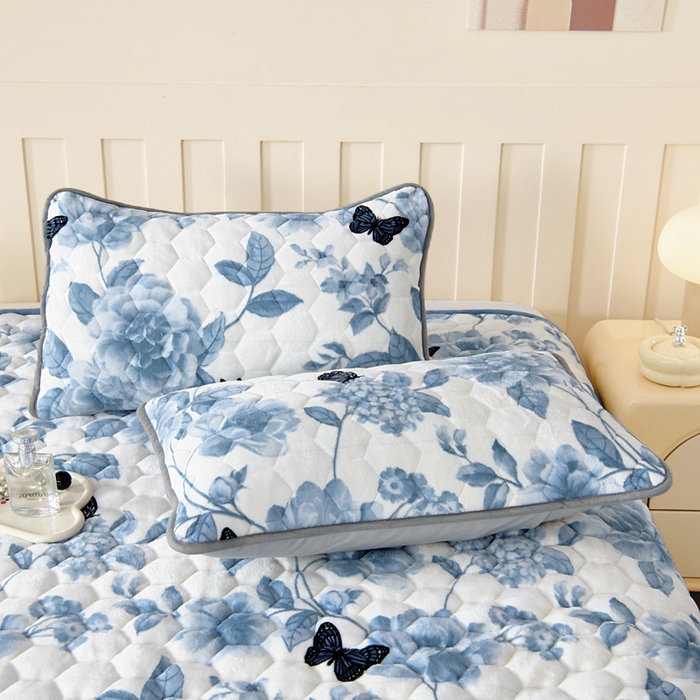 91家纺网 家纺一手货源 找家纺 情煊家纺 2025新款A类牛奶绒印花夹棉床垫 蝶恋