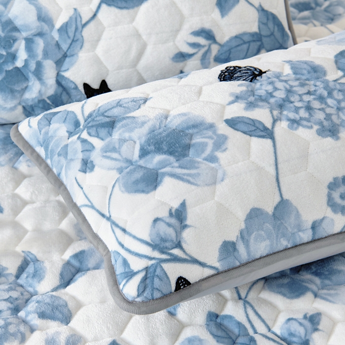 91家纺网 家纺一手货源 找家纺 情煊家纺 2025新款A类牛奶绒印花夹棉床垫 蝶恋