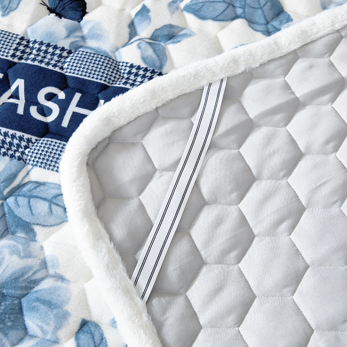 91家纺网 家纺一手货源 找家纺 情煊家纺 2025新款A类牛奶绒印花夹棉床垫 蝶恋