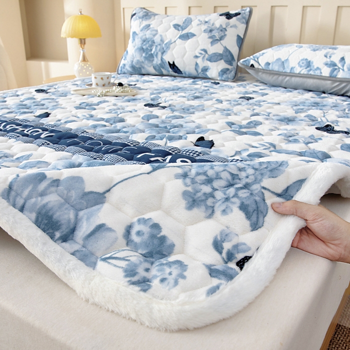 91家纺网 家纺一手货源 找家纺 情煊家纺 2025新款A类牛奶绒印花夹棉床垫 蝶恋