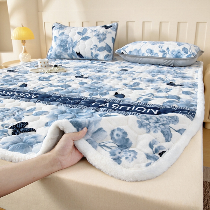 91家纺网 家纺一手货源 找家纺 情煊家纺 2025新款A类牛奶绒印花夹棉床垫 蝶恋