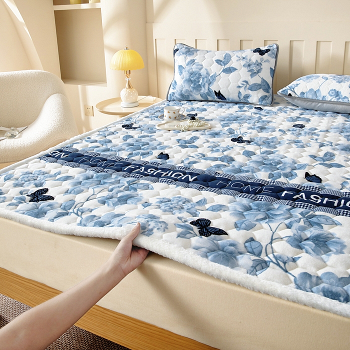 91家纺网 家纺一手货源 找家纺 情煊家纺 2025新款A类牛奶绒印花夹棉床垫 蝶恋