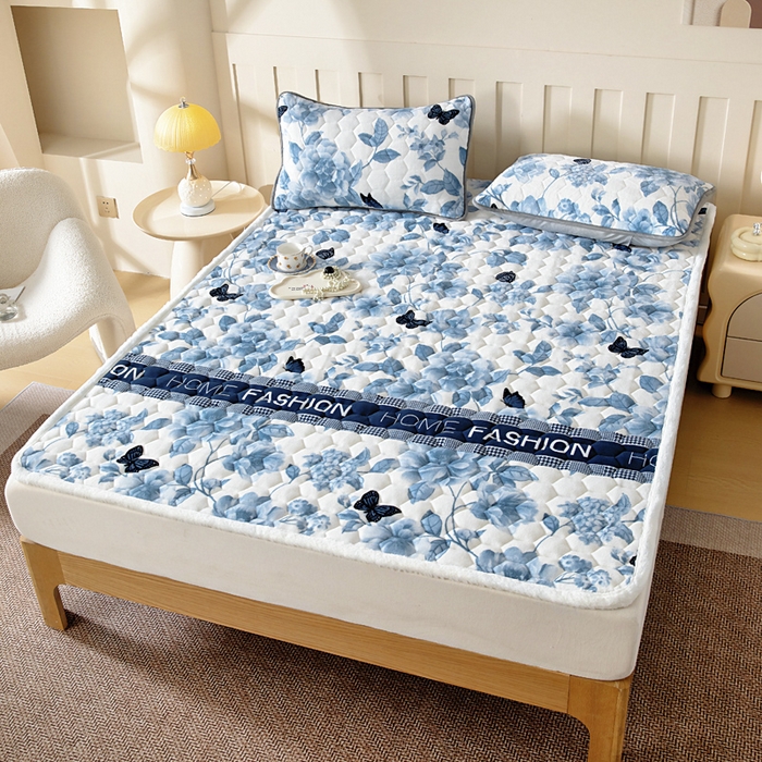 91家纺网 家纺一手货源 找家纺 情煊家纺 2025新款A类牛奶绒印花夹棉床垫 蝶恋