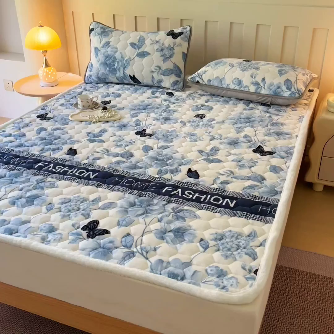 91家纺网 家纺一手货源 找家纺 情煊家纺 2025新款A类牛奶绒印花夹棉床垫 蝶恋