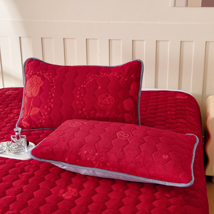 91家纺网 家纺一手货源 找家纺 情煊家纺 2025新款A类牛奶绒印花夹棉床垫 红玫瑰