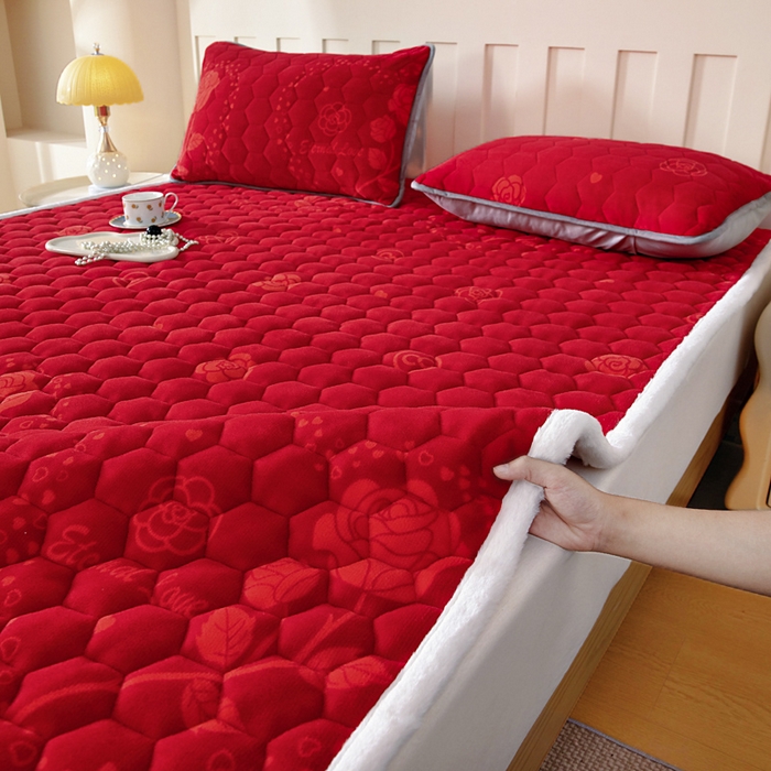 91家纺网 家纺一手货源 找家纺 情煊家纺 2025新款A类牛奶绒印花夹棉床垫 红玫瑰