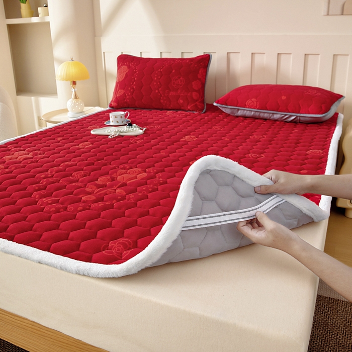 91家纺网 家纺一手货源 找家纺 情煊家纺 2025新款A类牛奶绒印花夹棉床垫 红玫瑰