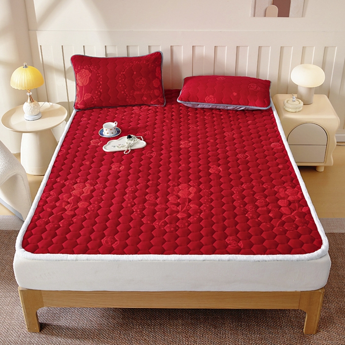 91家纺网 家纺一手货源 找家纺 情煊家纺 2025新款A类牛奶绒印花夹棉床垫 红玫瑰