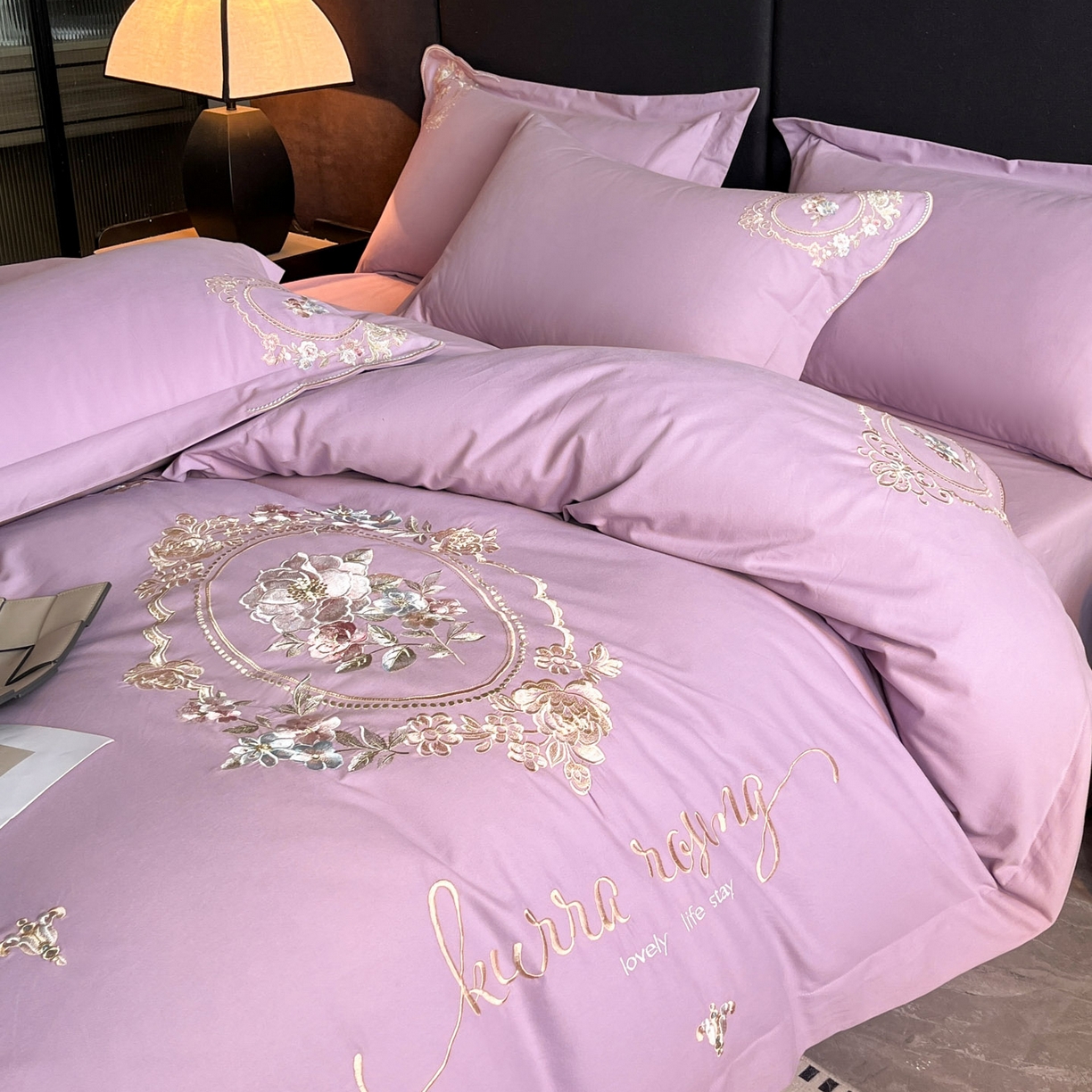 91家纺网 家纺一手货源 找家纺 博纳家纺 2025新款纯棉磨毛绣花四件套--花丽影系列 花丽影-粉紫