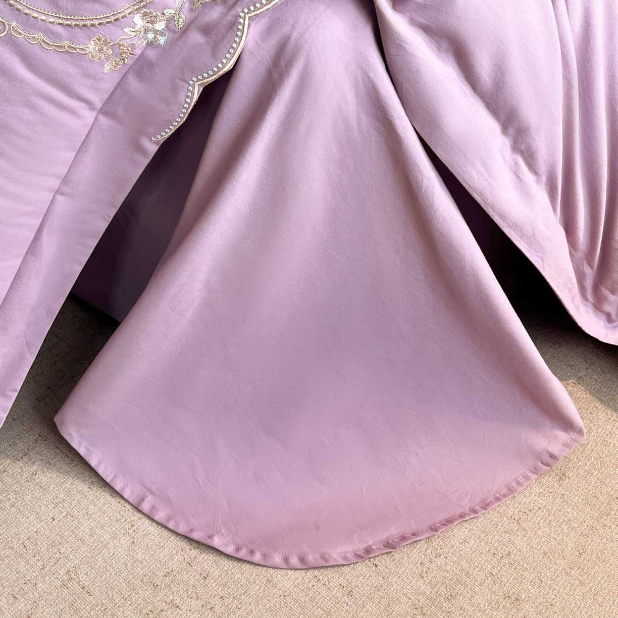 91家纺网 家纺一手货源 找家纺 博纳家纺 2025新款纯棉磨毛绣花四件套--花丽影系列 花丽影-粉紫