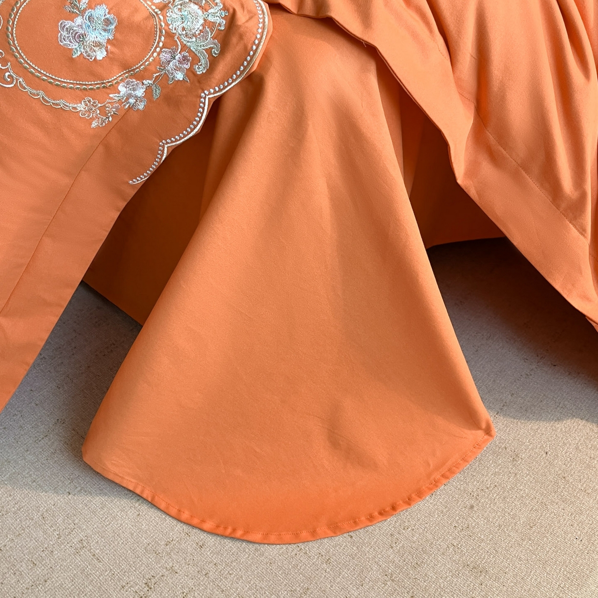 91家纺网 家纺一手货源 找家纺 博纳家纺 2025新款纯棉磨毛绣花四件套--花丽影系列 花丽影-爱玛橙