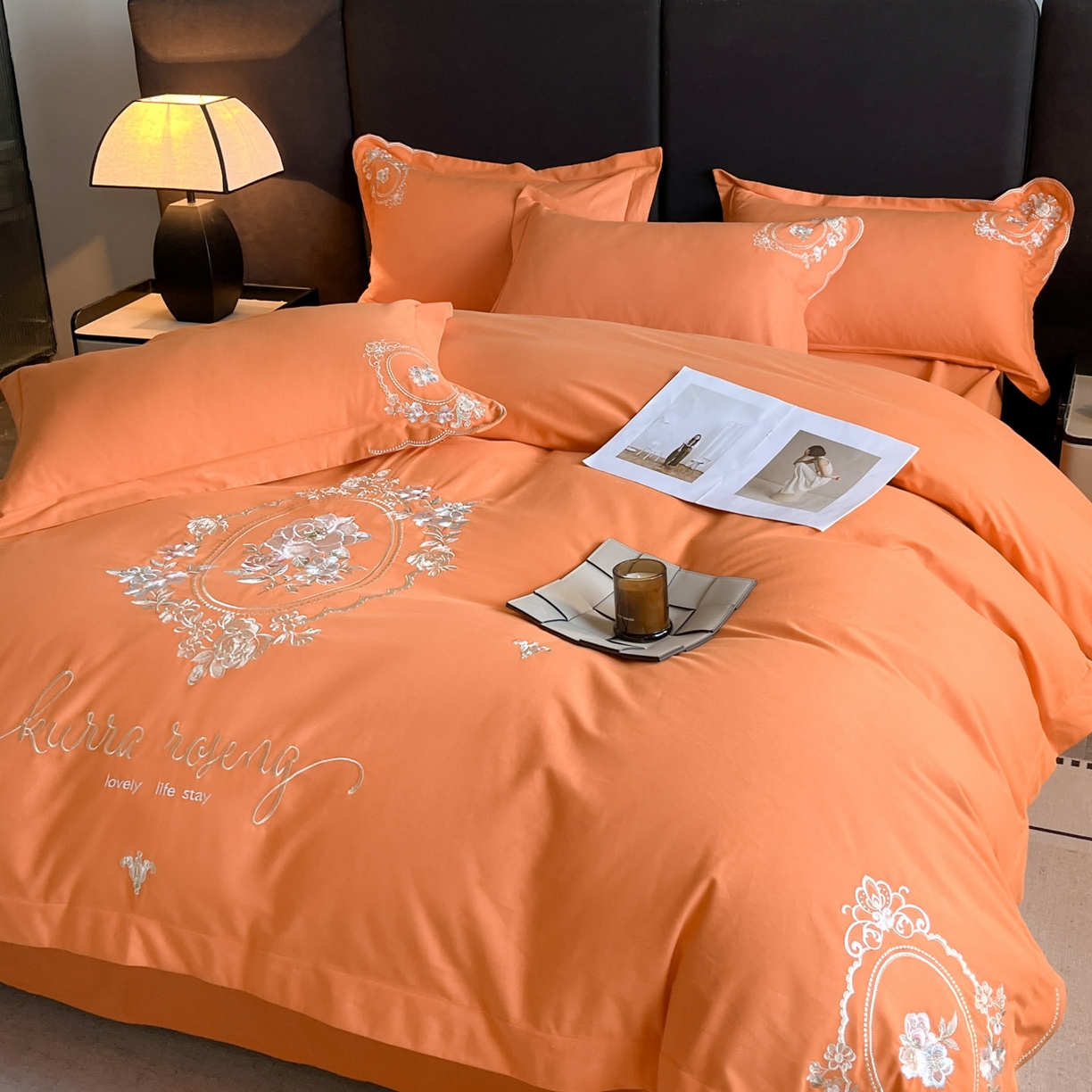 91家纺网 家纺一手货源 找家纺 博纳家纺 2025新款纯棉磨毛绣花四件套--花丽影系列 花丽影-爱玛橙