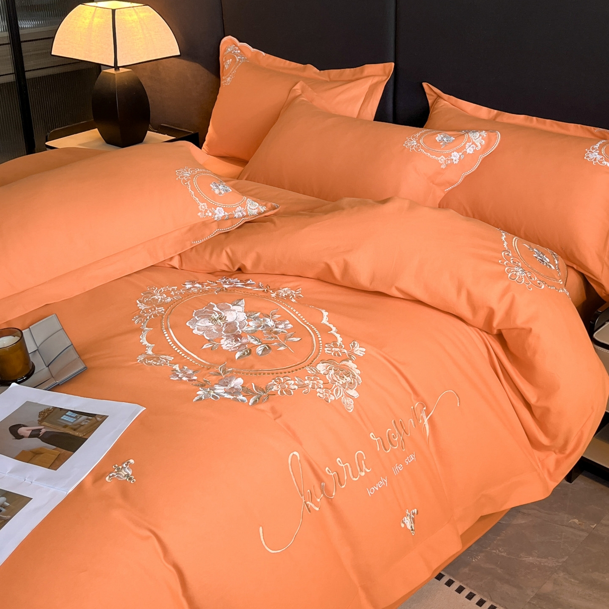 91家纺网 家纺一手货源 找家纺 博纳家纺 2025新款纯棉磨毛绣花四件套--花丽影系列 花丽影-爱玛橙