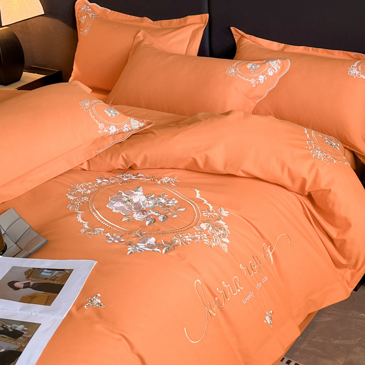 91家纺网 家纺一手货源 找家纺 博纳家纺 2025新款纯棉磨毛绣花四件套--花丽影系列 花丽影-爱玛橙