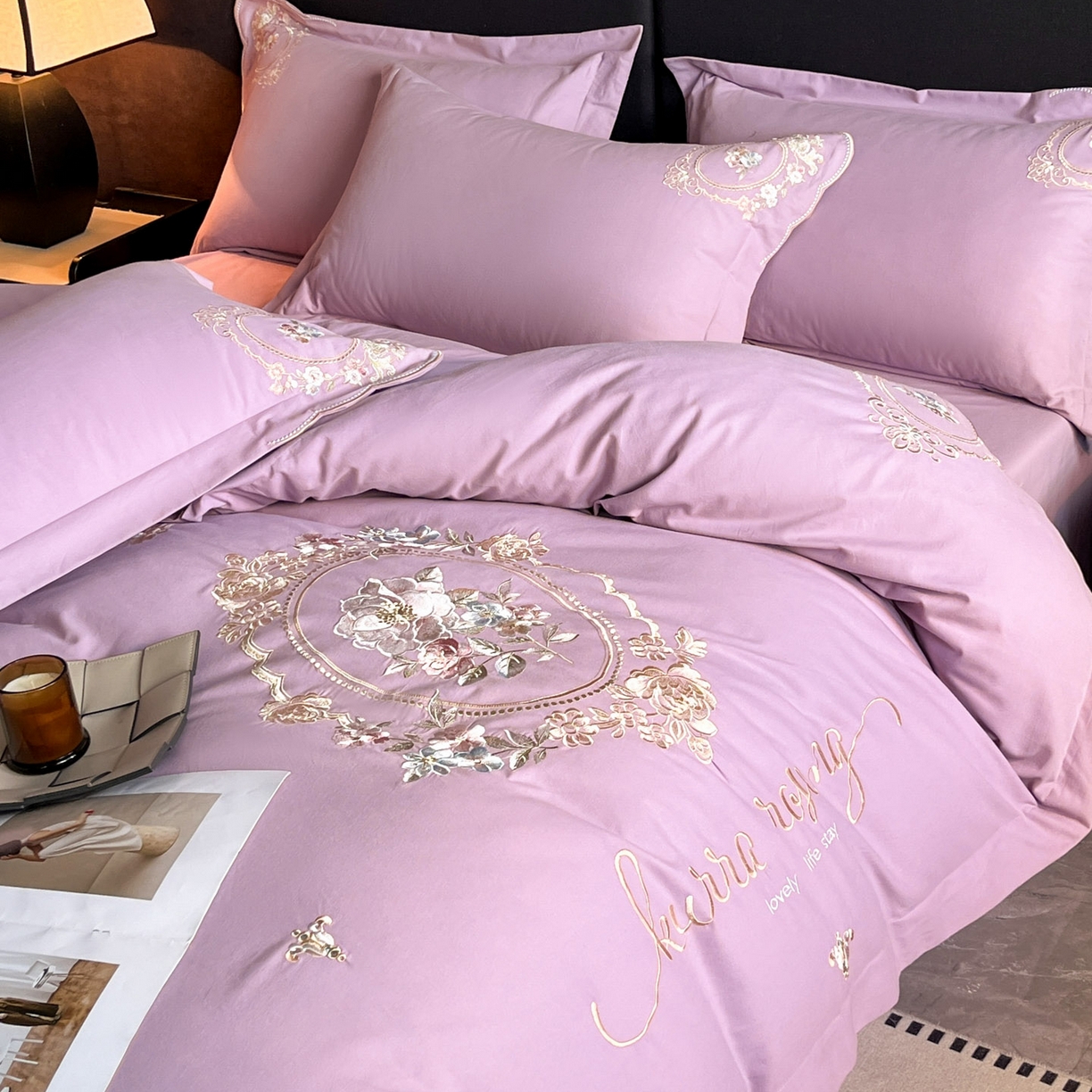 91家纺网 家纺一手货源 找家纺 博纳家纺 2025新款纯棉磨毛绣花四件套--花丽影系列 花丽影-粉紫