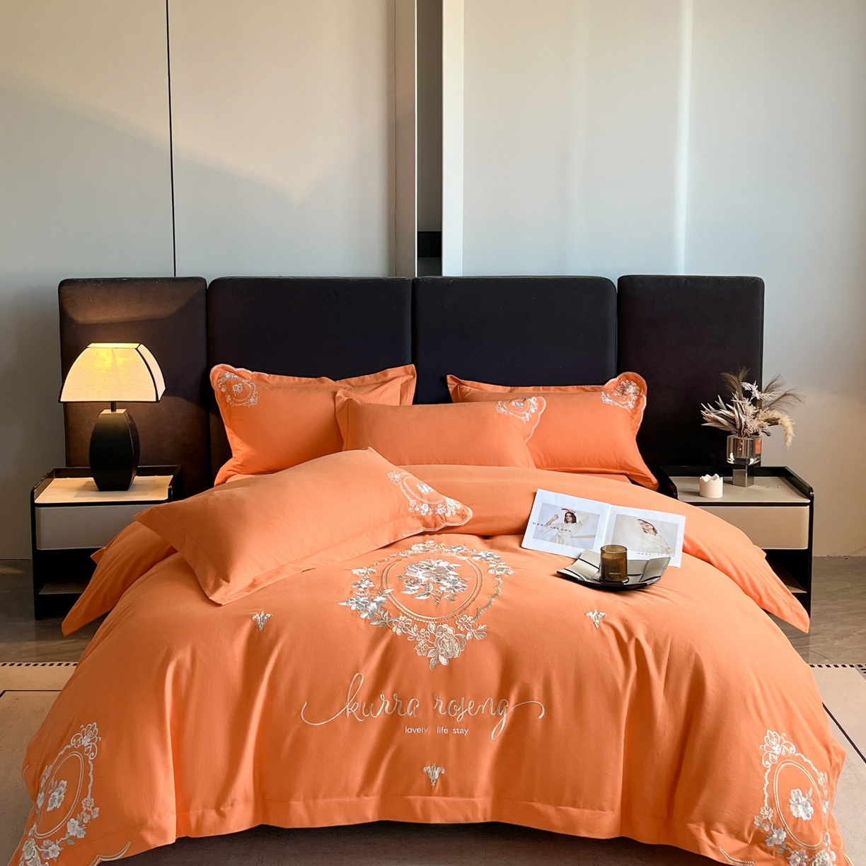 91家纺网 家纺一手货源 找家纺 博纳家纺 2025新款纯棉磨毛绣花四件套--花丽影系列 花丽影-爱玛橙