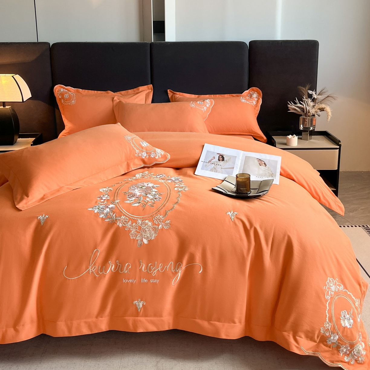 91家纺网 家纺一手货源 找家纺 博纳家纺 2025新款纯棉磨毛绣花四件套--花丽影系列 花丽影-爱玛橙