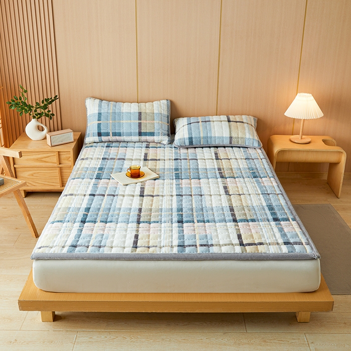 91家纺网 家纺一手货源 找家纺 （总）澳梵家居 2025新款无印风牛奶绒夹棉床护垫