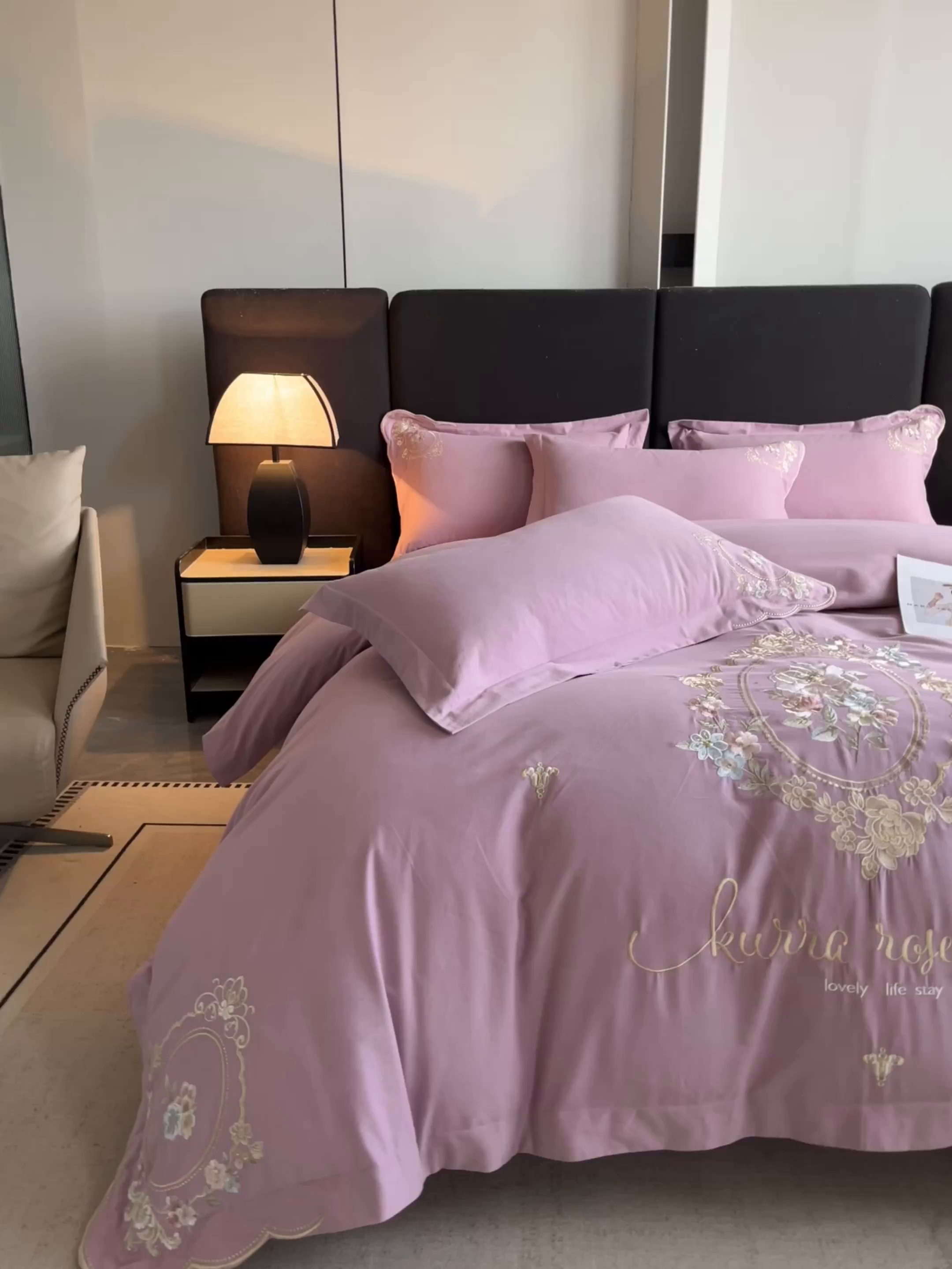 91家纺网 家纺一手货源 找家纺 博纳家纺 2025新款纯棉磨毛绣花四件套--花丽影系列 花丽影-粉紫