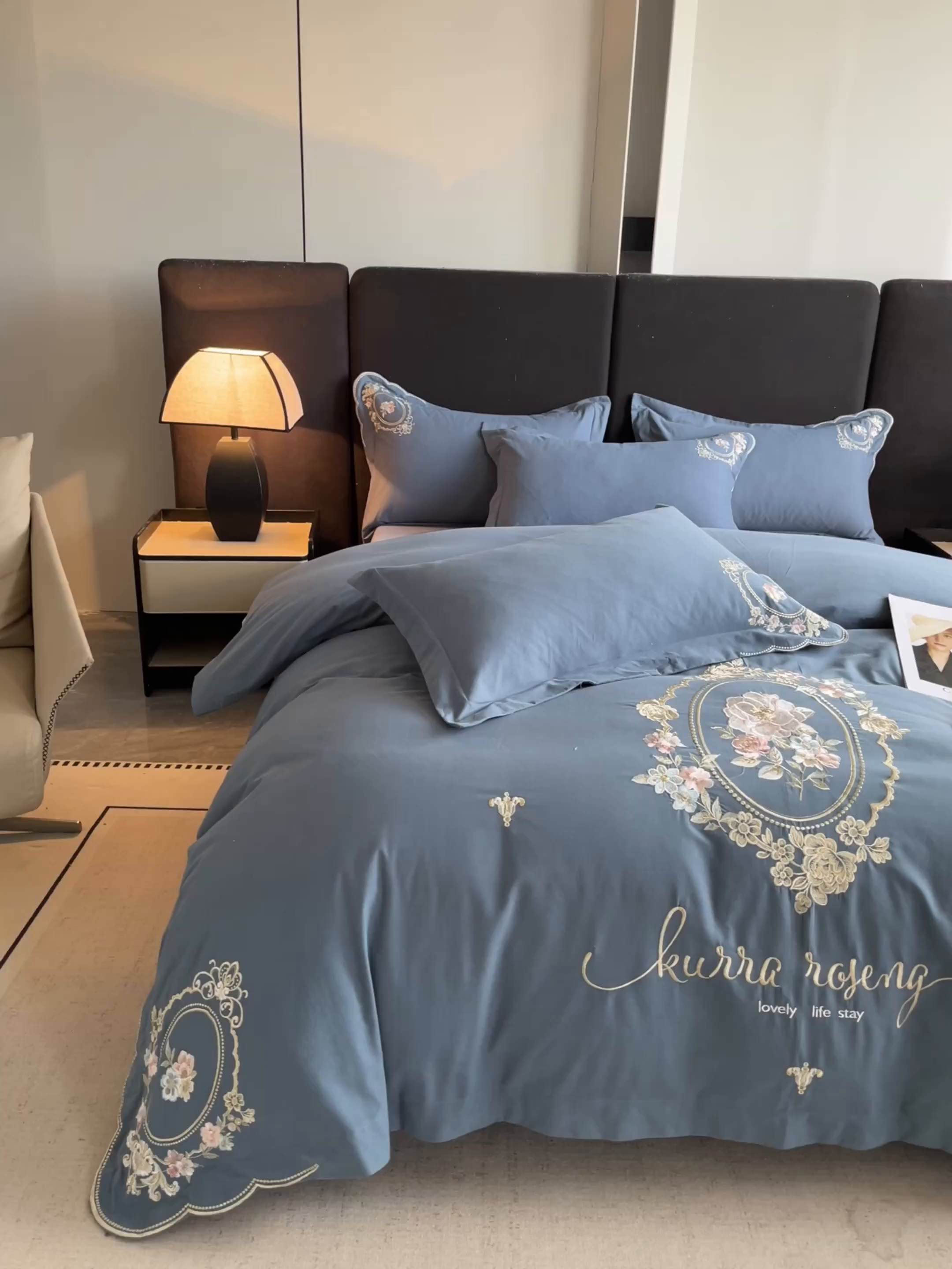 91家纺网 家纺一手货源 找家纺 博纳家纺 2025新款纯棉磨毛绣花四件套--花丽影系列 花丽影-宾利蓝