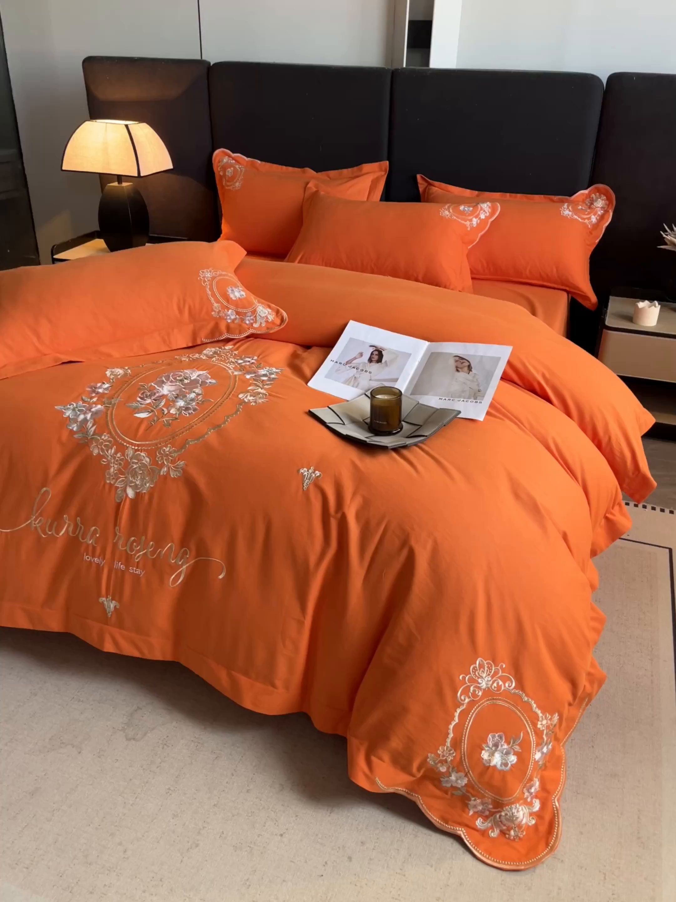 91家纺网 家纺一手货源 找家纺 博纳家纺 2025新款纯棉磨毛绣花四件套--花丽影系列 花丽影-爱玛橙