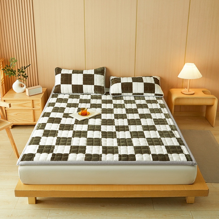 91家纺网 家纺一手货源 找家纺 （总）澳梵家居 2025新款无印风牛奶绒夹棉床护垫