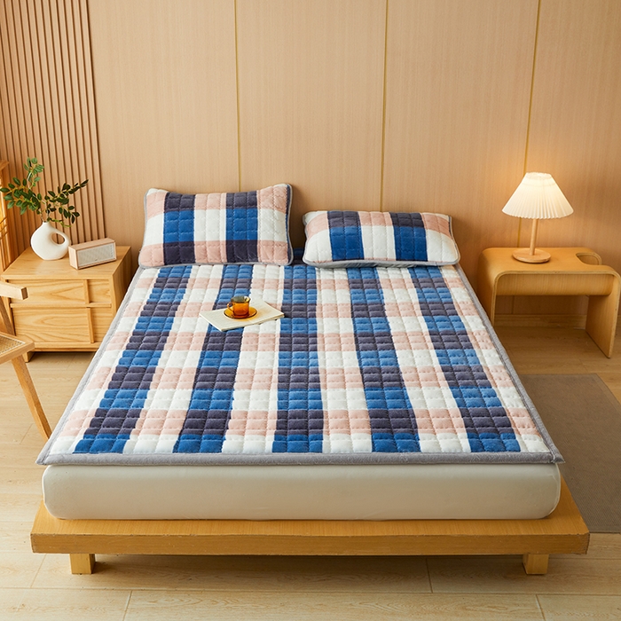 澳梵家居 2025新款无印风牛奶绒夹棉床护垫 蓝粉格调