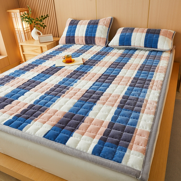 91家纺网 家纺一手货源 找家纺 澳梵家居 2025新款无印风牛奶绒夹棉床护垫 蓝粉格调