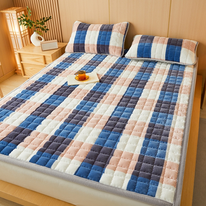 91家纺网 家纺一手货源 找家纺 澳梵家居 2025新款无印风牛奶绒夹棉床护垫 蓝粉格调