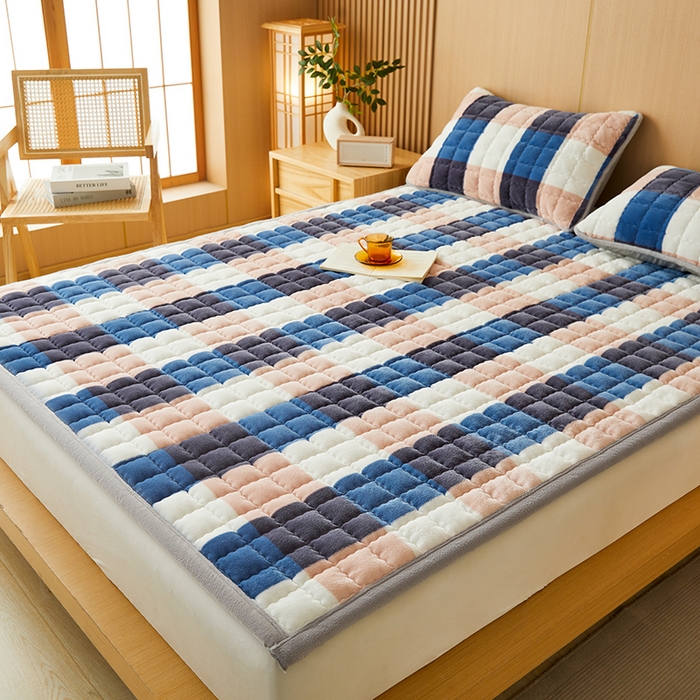 91家纺网 家纺一手货源 找家纺 澳梵家居 2025新款无印风牛奶绒夹棉床护垫 蓝粉格调